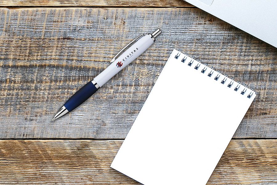 Athos White pen met blauwe verdikte grip en full color logo op de witte basis